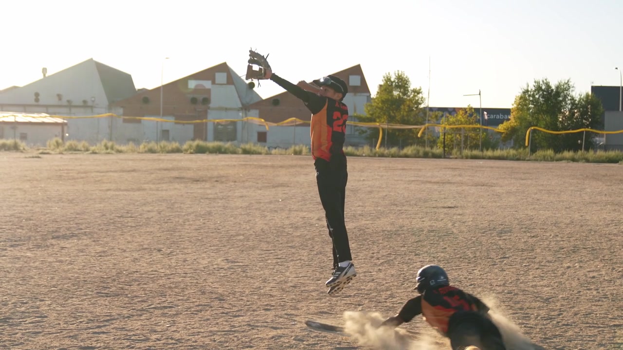 Giovane giocatore di baseball in scivolata verso la base durante una partita.