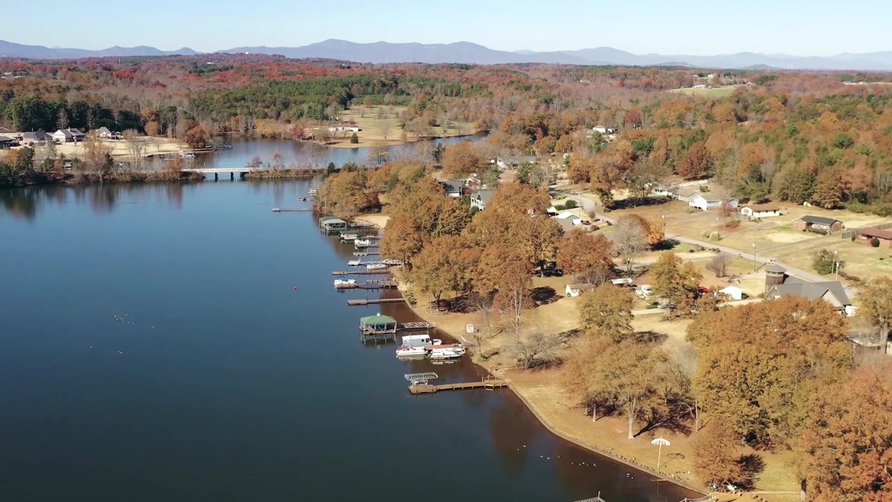 Panorâmica Aérea do Lago Bowen, Carolina do Sul, no Outono