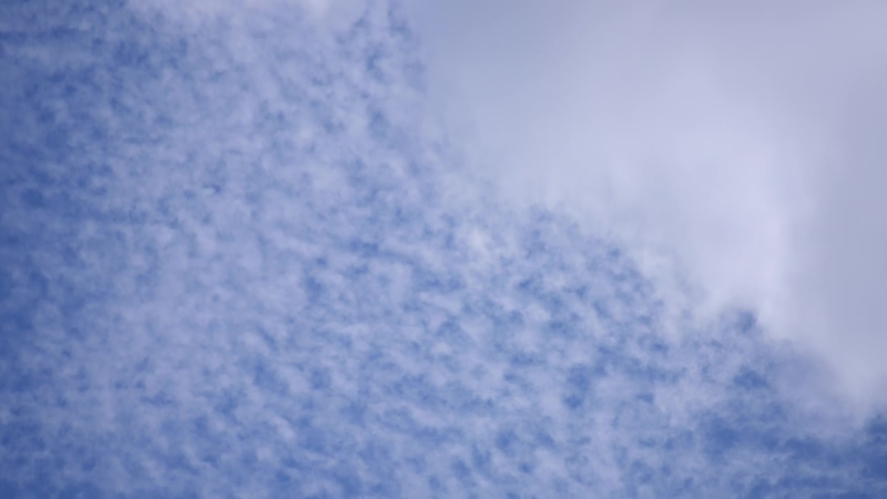 Stratus chmury na niebieskim niebie