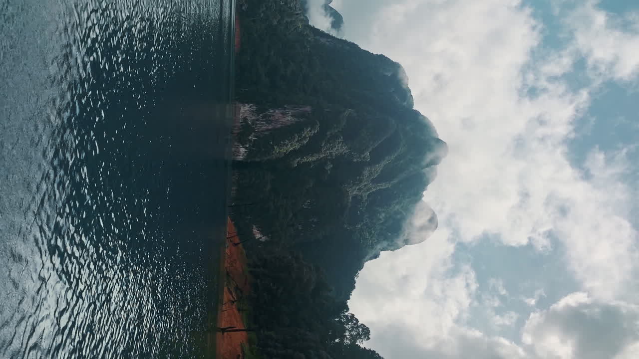 vista vertical del barco desde el parque nacional de khao sok, una reserva natural en el sur de tailandia