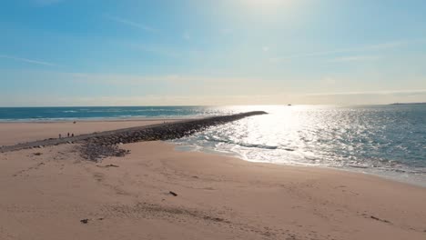 Luftaufnahme-Des-Magischen-Sandstrandes-Cova-Do-Vapor-Und-Der-Blauen-Meereslandschaft,-Portugal