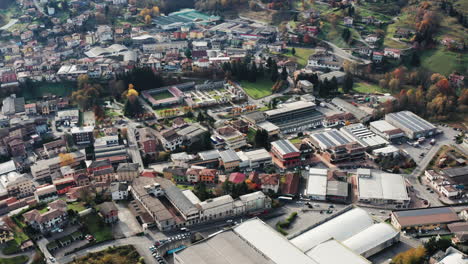 Drohne-Aus-Der-Luft-Von-Oben-Nach-Unten-Auf-Die-Stadt-Gandino-Im-Seriana-tal-In-Bergamo---Italien