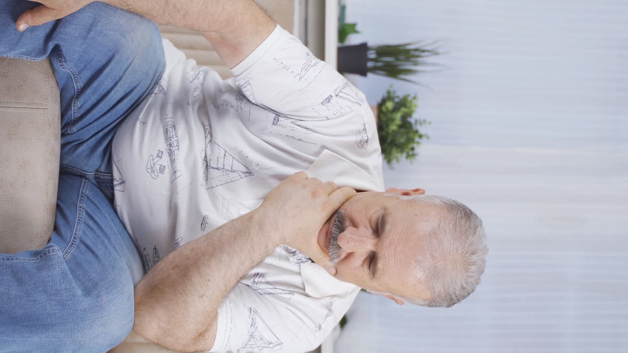 el video vertical del anciano emocional se entristece.