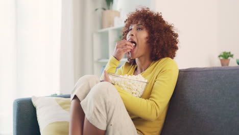 Mujer-Comiendo-Palomitas-De-Maíz,-Eligiendo-Una-Película-Con-Un-Televisor