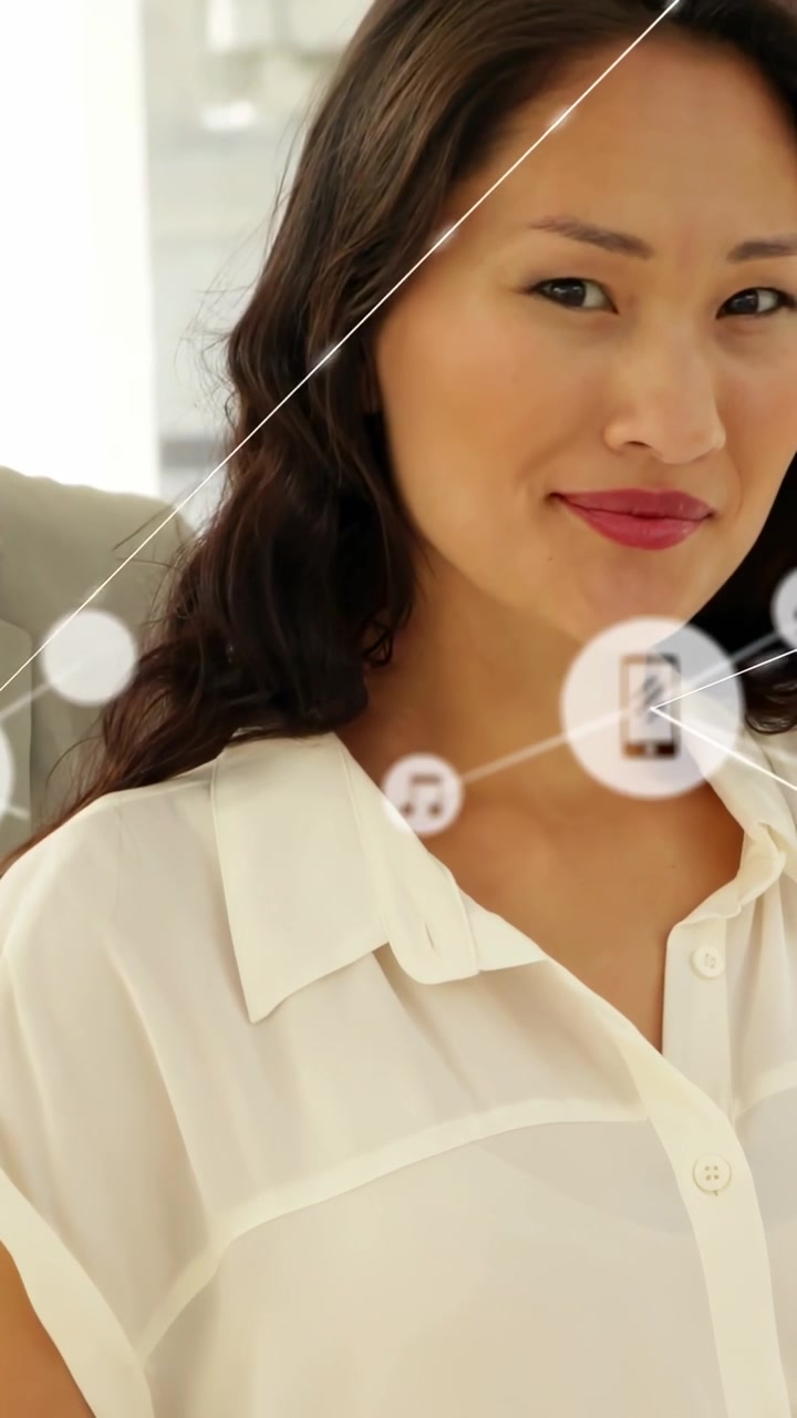 Video verticale: Donna che tiene un tablet con icone che scorrono sullo schermo, coprendo il viso, mostrando tecnologia.