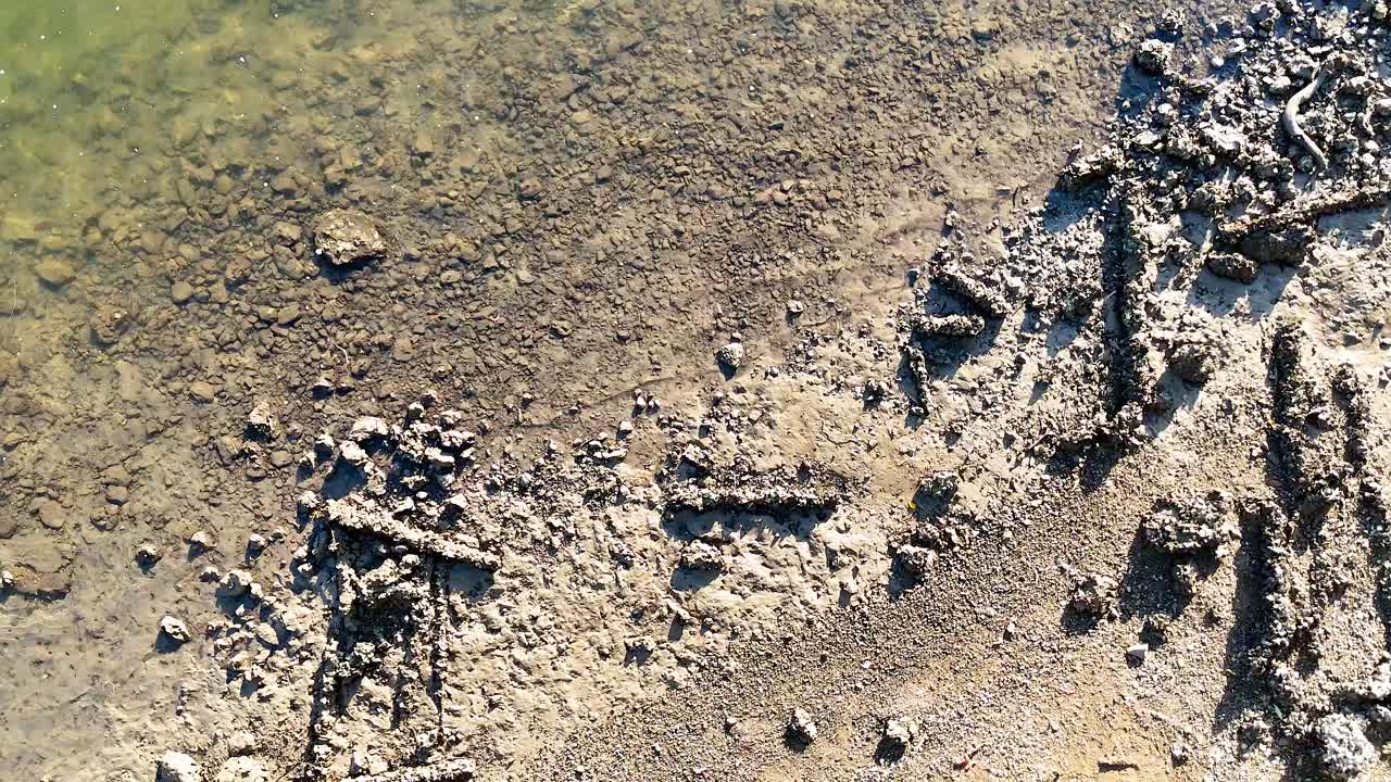 вода отступает, раскрывая скалистые береговые узоры.