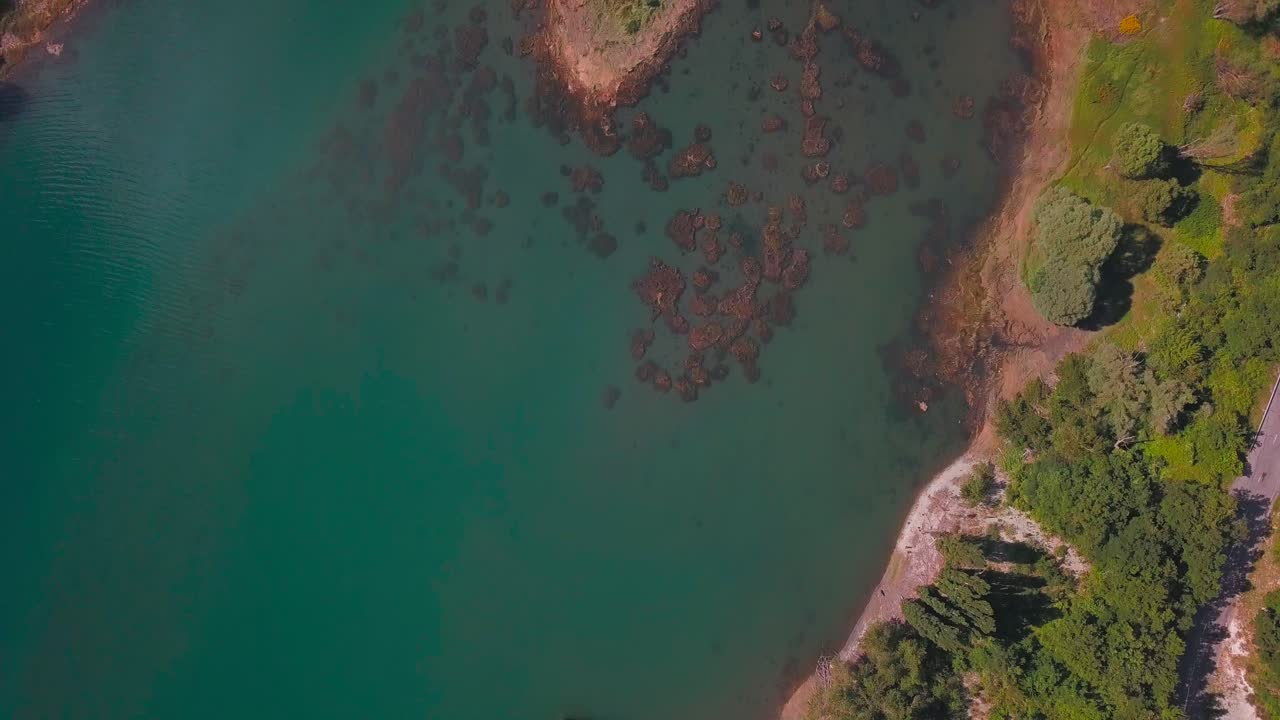 imágenes aéreas verticales de 4k de un lago azul en un entorno natural verde en los pirineos españoles
