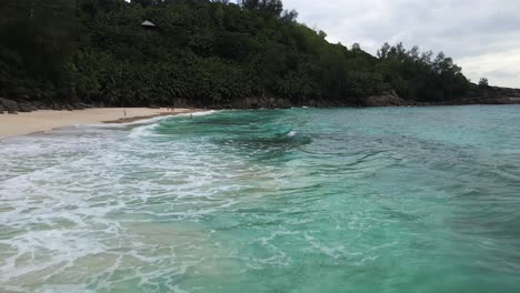 Paisajes-En-Seychelles-Filmados-Con-Un-Dron-Desde-Arriba-Que-Muestran-El-Océano,-Rocas,-Palmeras-En-La-Isla-Principal-Mahe