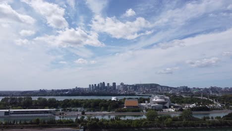 Vista-Aérea-Del-Antiguo-Puerto-De-Montreal-Con-El-Horizonte-De-La-Ciudad-A-Distancia-En-Quebec,-Canadá-Durante