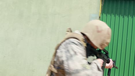 soldado militar durante un ejercicio de entrenamiento con armas