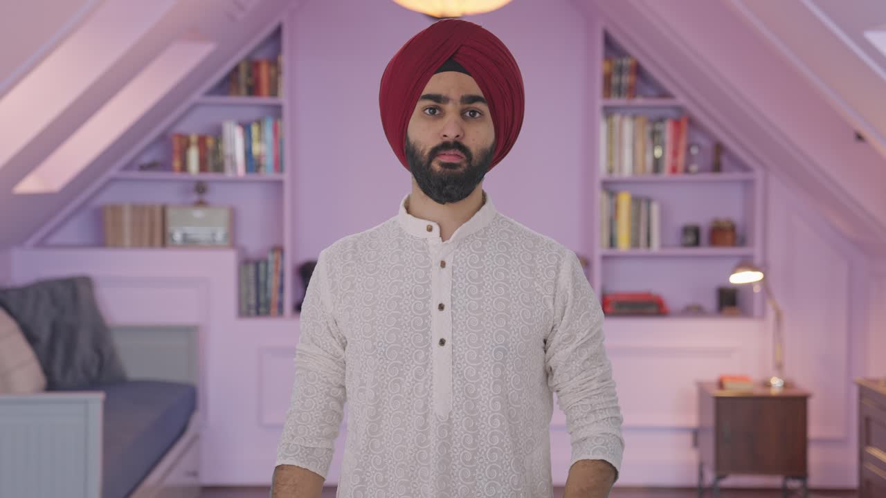 Uomo indiano Sikh arrabbiato che sfida qualcuno a combattere
