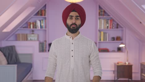 hombre indio sikh enojado desafiando a alguien a pelear
