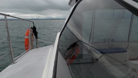 la cubierta de un barco flotando en el mar en un día tormentoso