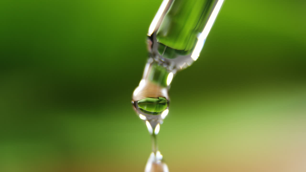 primer plano del gotero con líquido