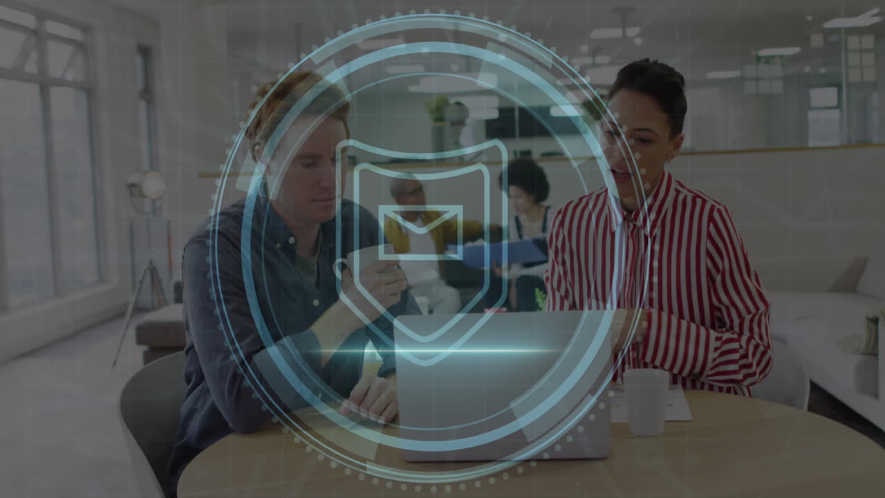 animación de texto de seguridad cibernética, icono de sobre, compañero de trabajo caucásico discutiendo en la computadora portátil en la oficina