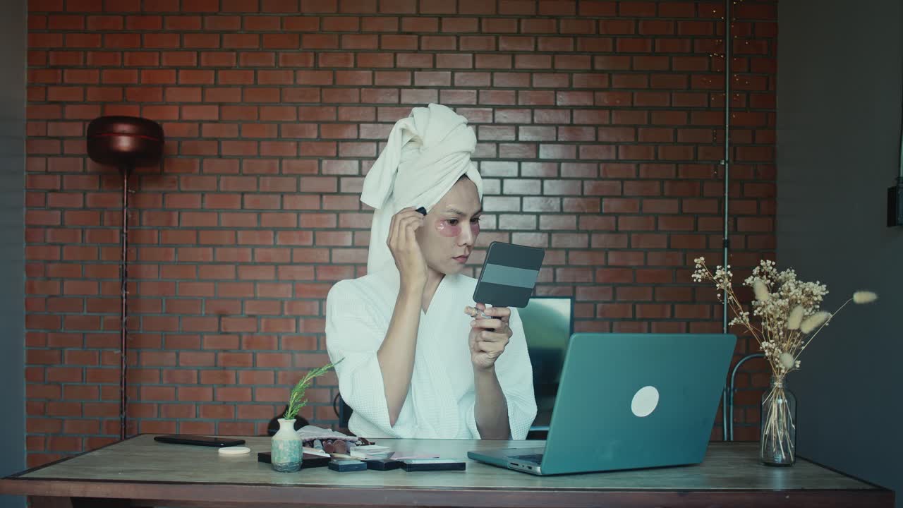 mujer aplicando maquillaje en casa