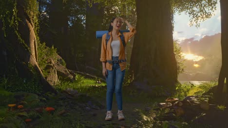 cuerpo lleno de excursionista femenina asiática con mountaineering mochila mano frente sonriendo y mirando la distancia mientras explora la naturaleza del bosque