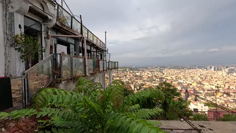 paisaje urbano de nápoles con montañas lejanas