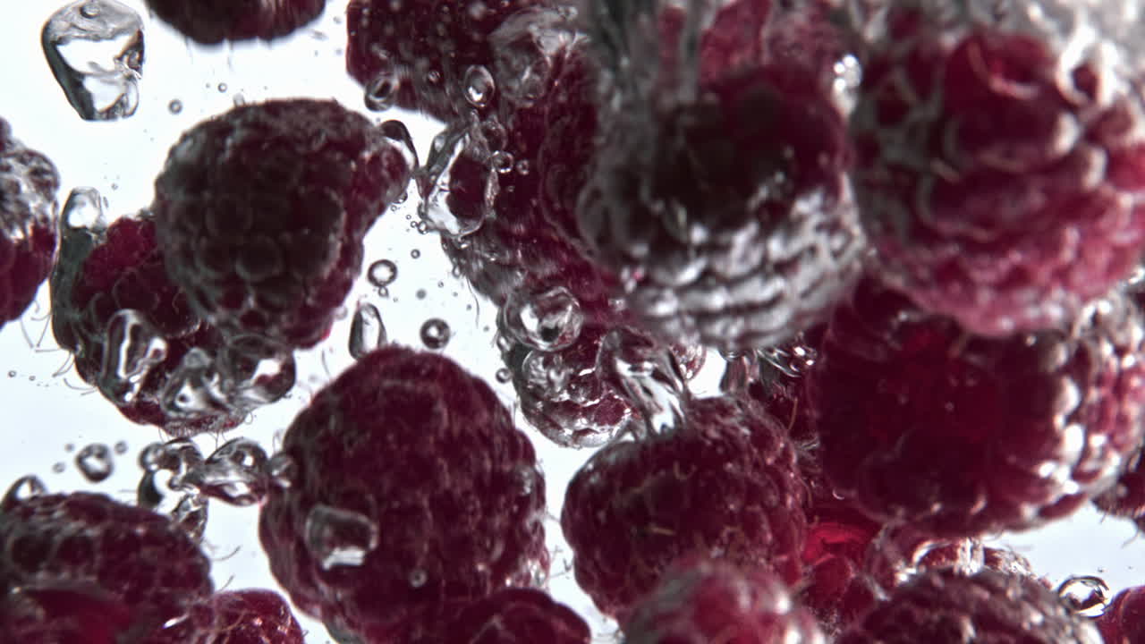 분홍색 라즈베리 가을 물 컵 클로즈업. 반이는 은 아쿠아 베리