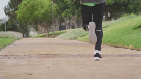 Vista-Trasera-Del-Hombre-Con-Prótesis-De-Pierna-Corriendo