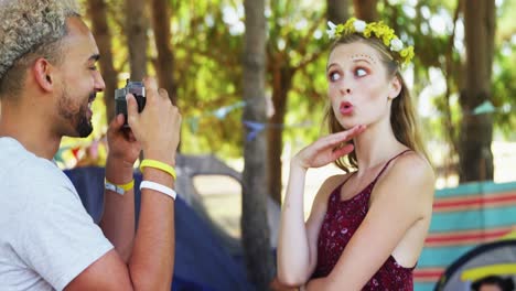 Hombre-Haciendo-Clic-En-Una-Imagen-De-Una-Mujer-En-El-Parque-4k