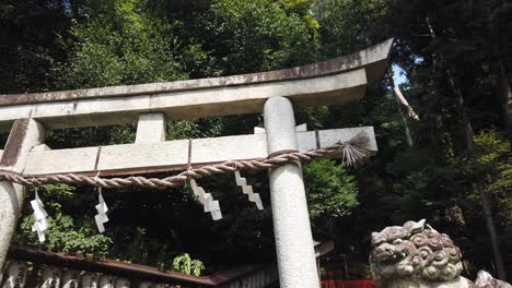 Eingang-Zum-Japanischen-Schrein,-Tori-Tür,-Architektur-Im-Kyoto-Tempel,-Japanische-Shinto-Religion,-In-Der-Nähe-Des-Ginkaku-Ji-Gebiets