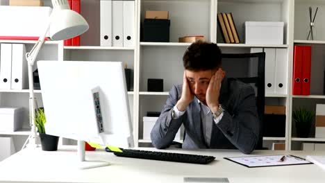 joven empresario frustrado trabajando en la computadora