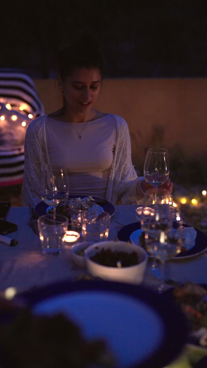 Cena di gruppo all'aperto di notte