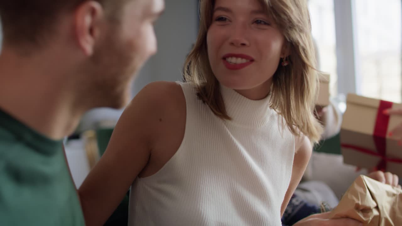 크리스마스 선물을 받은 친구들의 영상 오프닝