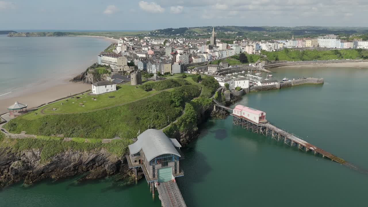 웨일즈 남부의 브로크셔에 있는 웨일즈 항구 마을인 텐비의 공중 사진.