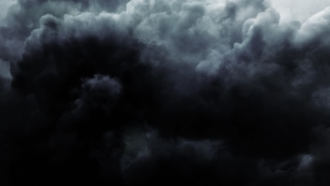 una tormenta eléctrica dentro de la espesa nube gris oscura se acercaba