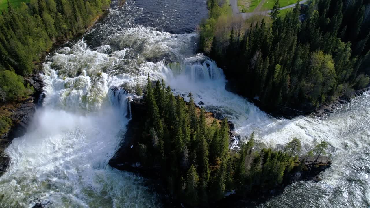 La cascata Ristafallet nella parte occidentale dello Jamtland è elencata come una delle cascate più belle della Svezia.