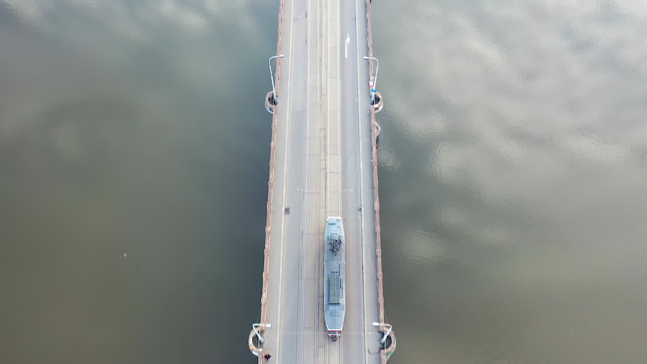 하늘 거울에 반사된 강교에서 이동하는 트램의 새눈 공중 전망