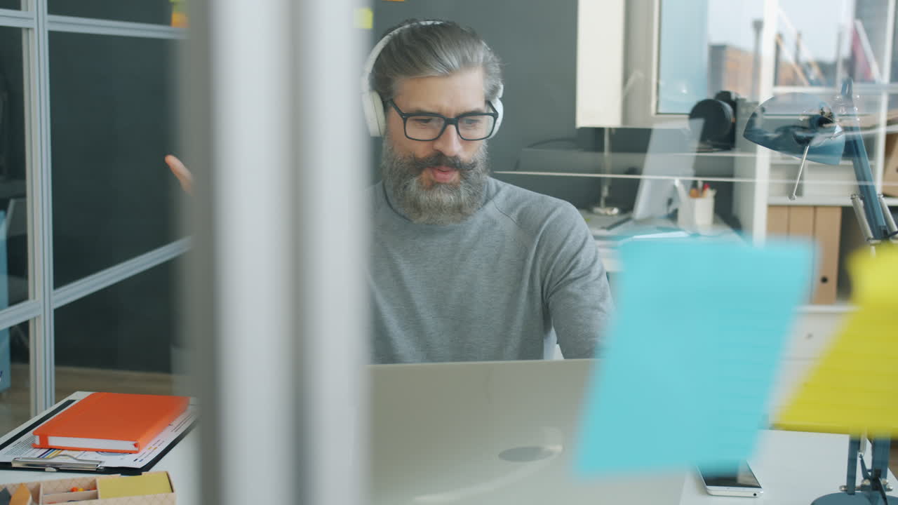 hombre en videoconferencia