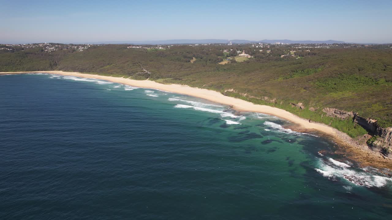 playa dudley con arena blanca y océano turquesa en nueva gales del sur, australia - fotografía aérea