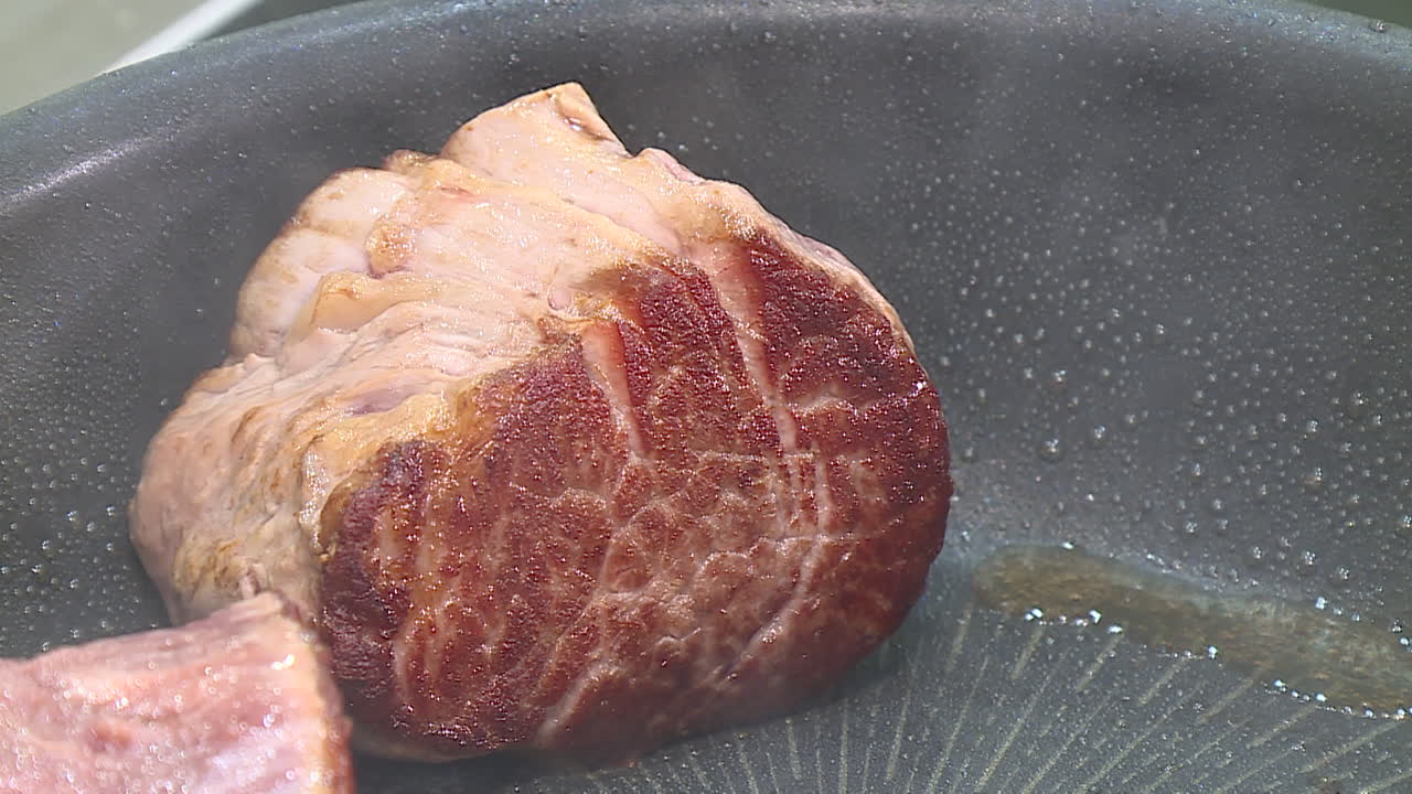 판에 스테이크를 요리하는 것