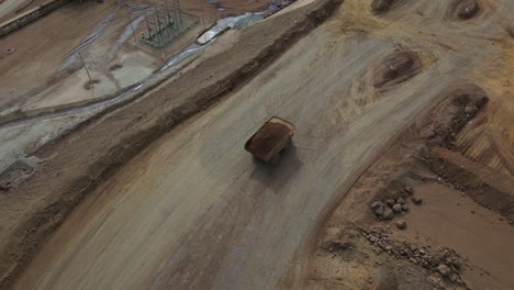 Camiones-Trabajando-En-Una-Mina-De-Níquel-Abierta,-Australia-Occidental