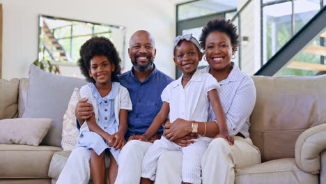 Familie,-Zuhause-Und-Gesicht-Auf-Der-Couch