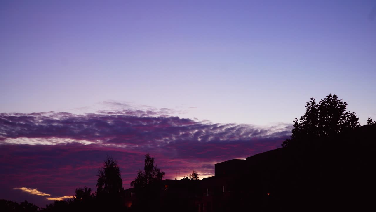 timelapse de hermoso cielo con nubes púrpuras y naranjas
