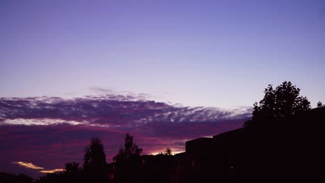 Zeitraffer-Eines-Wunderschönen-Himmels-Mit-Violetten-Und-Orangefarbenen-Wolken