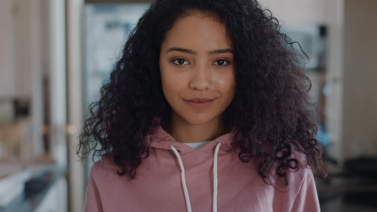 retrato de una hermosa adolescente en la cocina en casa sonriendo feliz disfrutando de un estilo de vida despreocupado