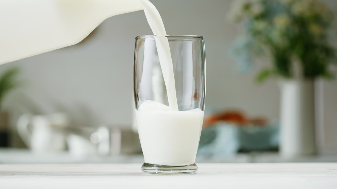 наливать молоко в стакан