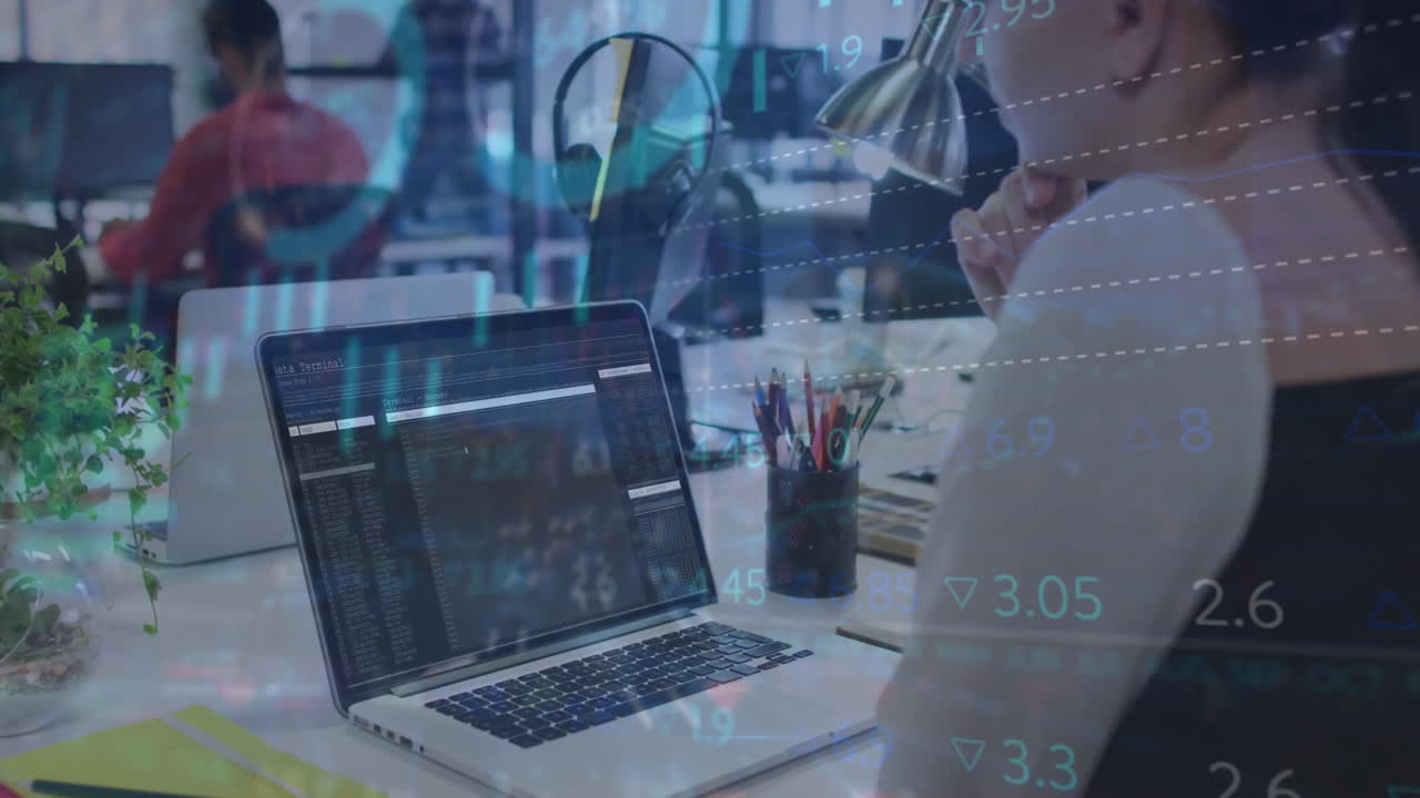 animación del procesamiento de datos financieros sobre una mujer de negocios caucásica que usa una computadora portátil en la oficina