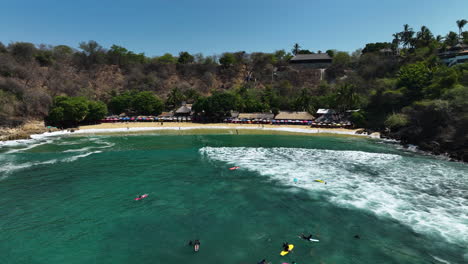 Drone-Disparó-Sobre-Sup-Boarders-En-La-Playa-Carrizalillo-En-El-Soleado-Puerto-Escondido,-México