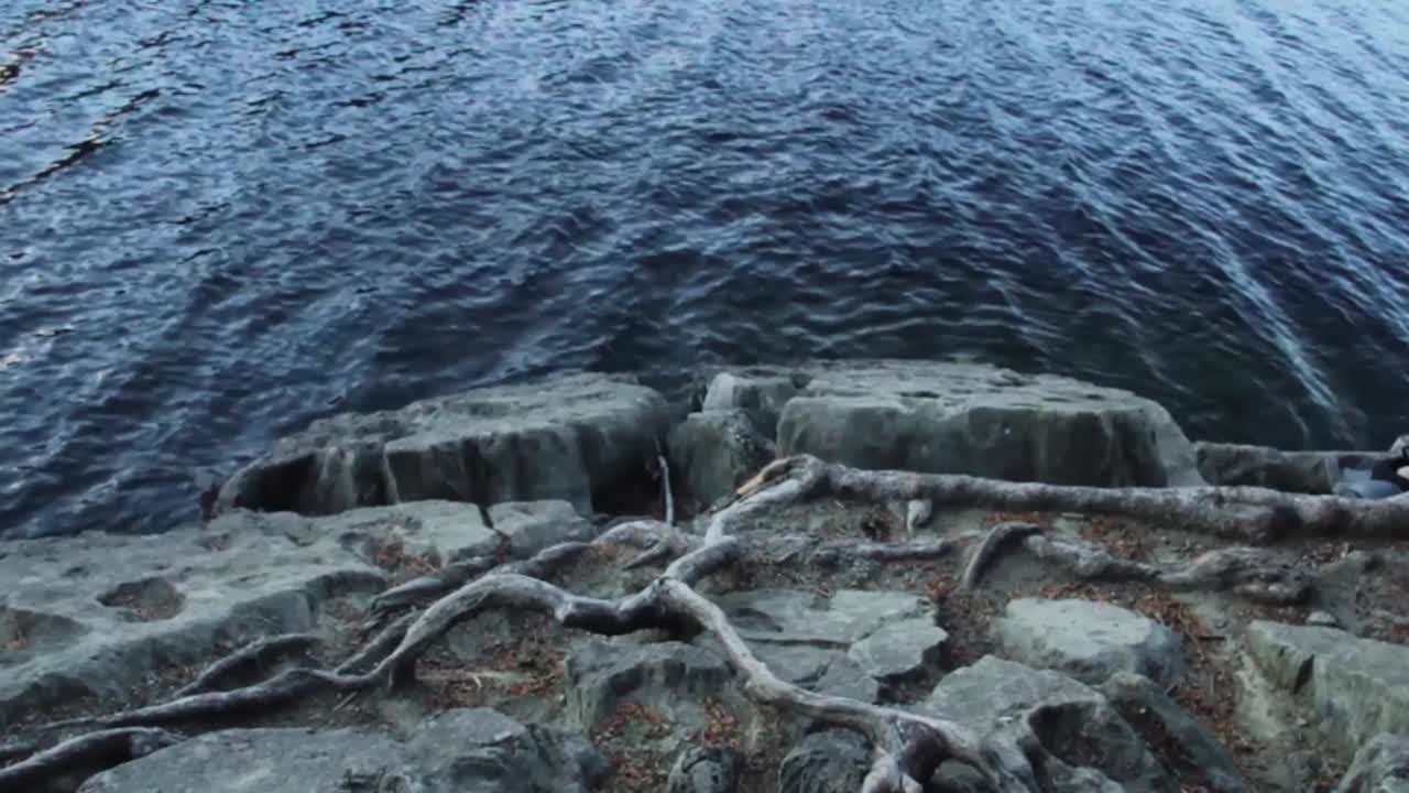 hermosa costa rocosa del lago alta en whistler, bc, canadá