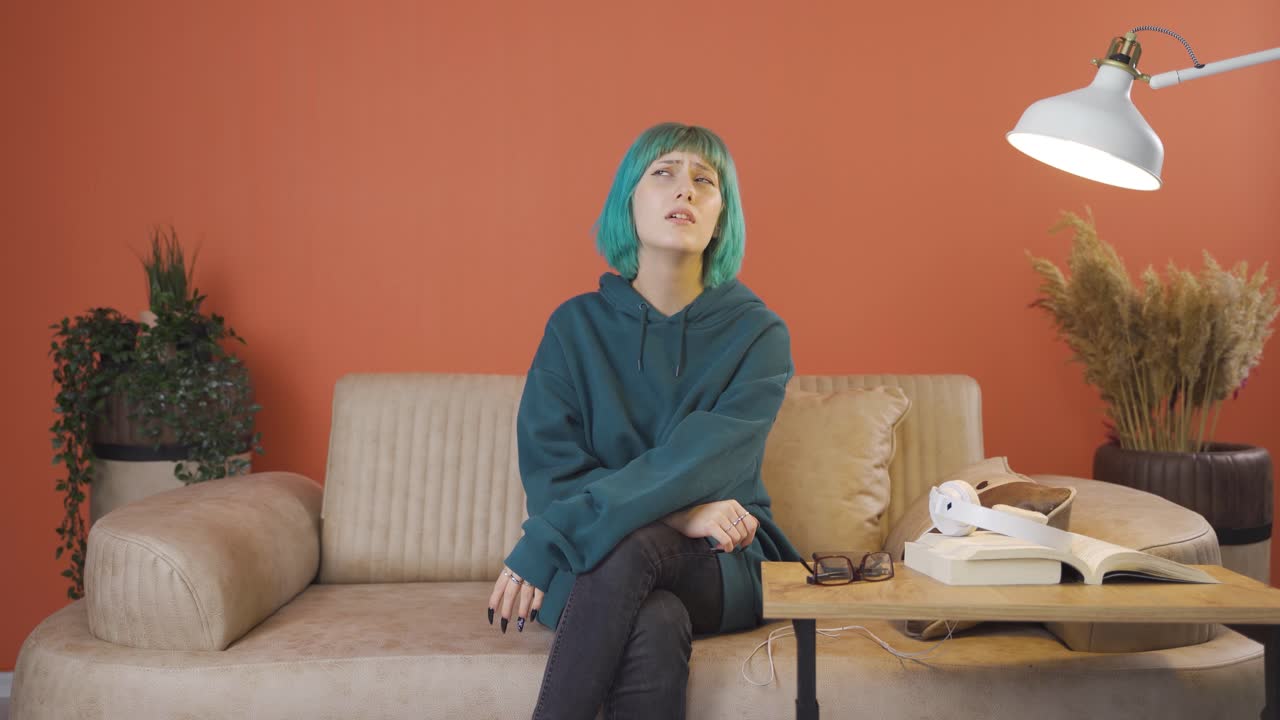 불행한 생각의 젊은 여성.