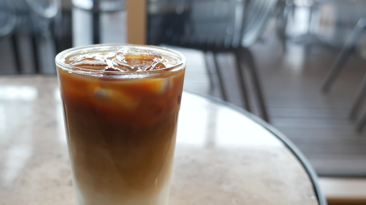 Café helado en un vaso