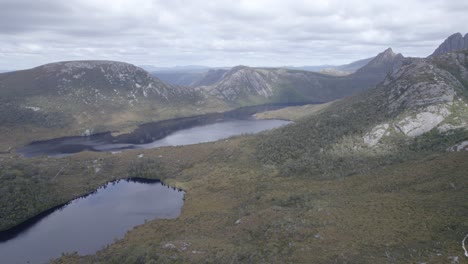 el impresionante lago dove en el parque nacional de cradle mountain-lake st clair en tasmania