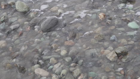 Meeresbrandungswellen-Plätschern-Im-Sommer-In-Der-Nähe-Der-Steinküste-Des-Olon-Strandes-In-Ecuador