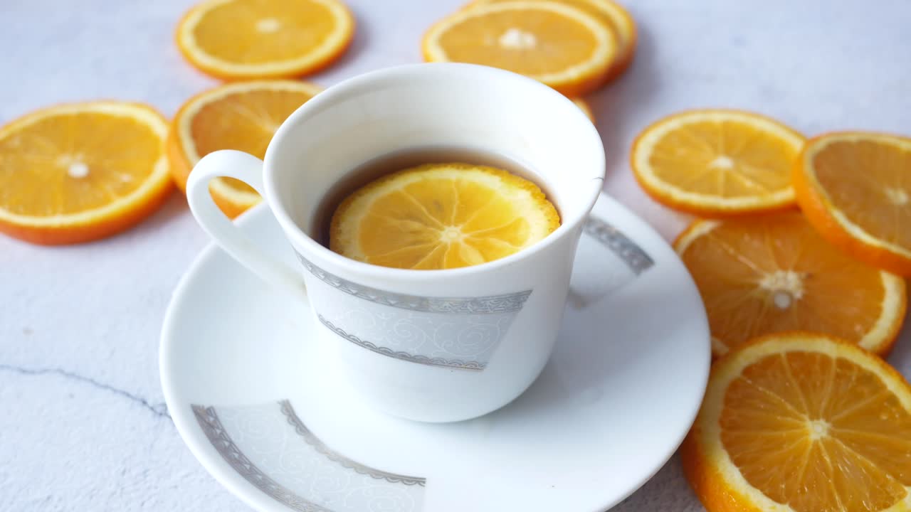 Апельсиновый чай с ломтиком лимона